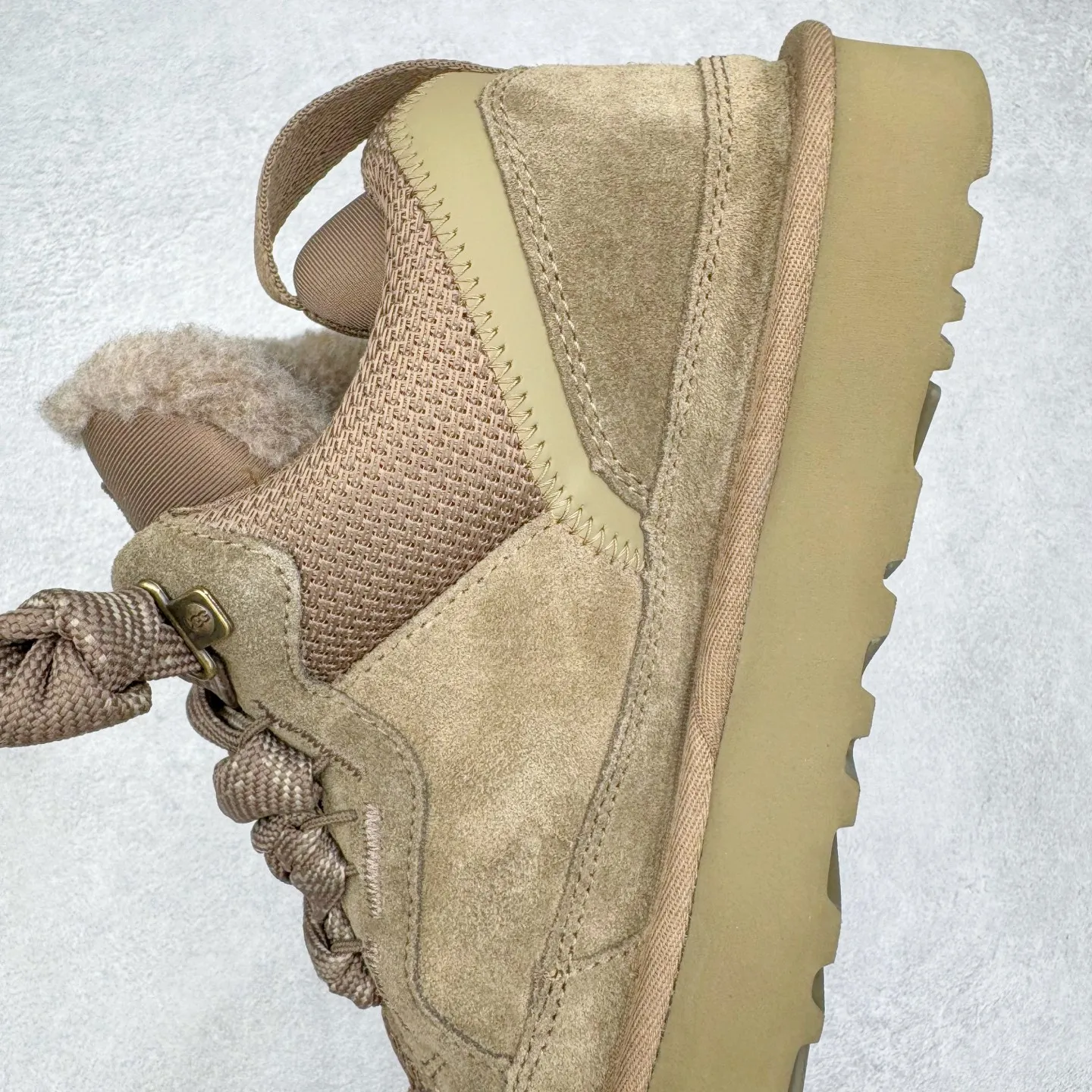 Pick up locally💰640 UGG 4032 Meyer autumn and winter sheepskin and fur integrated snow boots. All shoes are made of ZP from the same factory. Longfeng A-grade Australian imported sheepskin and fur integrated. Men's and women's boots brand OEM production line fully follows the ZP process. OEM original pattern maker adheres to the principle of no original shoes and no development selection. Pay attention to every detail. The most authentic version on the market TREADLITE "Light Wing" technology outsole Lightweight/durable/flexible/pile size: 35 36 37 38 39 40 41 42 43 44 45 Coding: by3936030